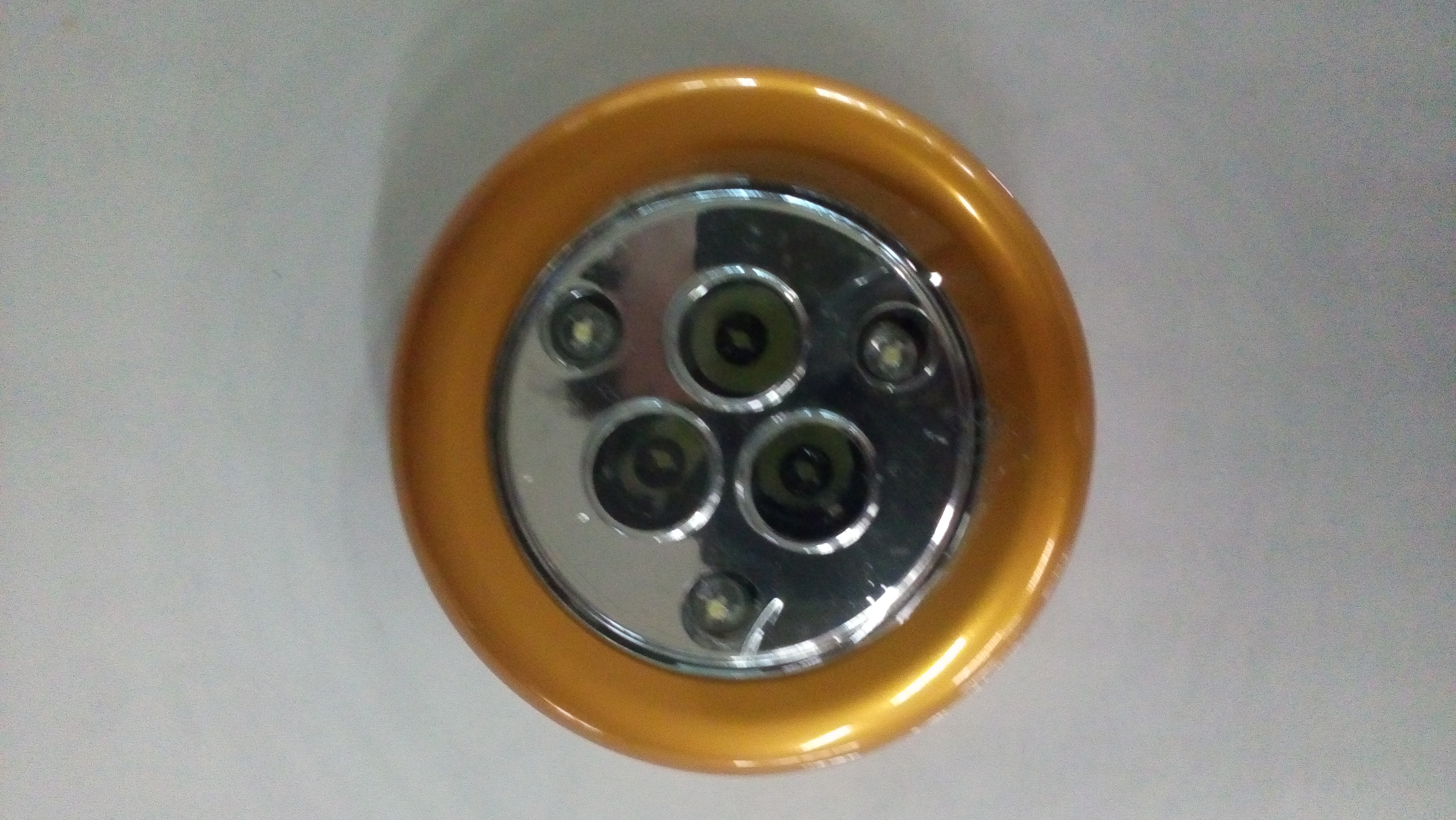 ΠΛΑΦΟΝΙΕΡΑ ΜΠΑΤΑΡΙΑΣ 6 LED - GOLD